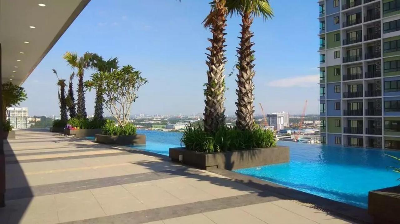 Sinar Rasa Homestay At I-Soho, I-City Shah Alam Zewnętrze zdjęcie Infinity pool at the 33rd floor of The Panorama